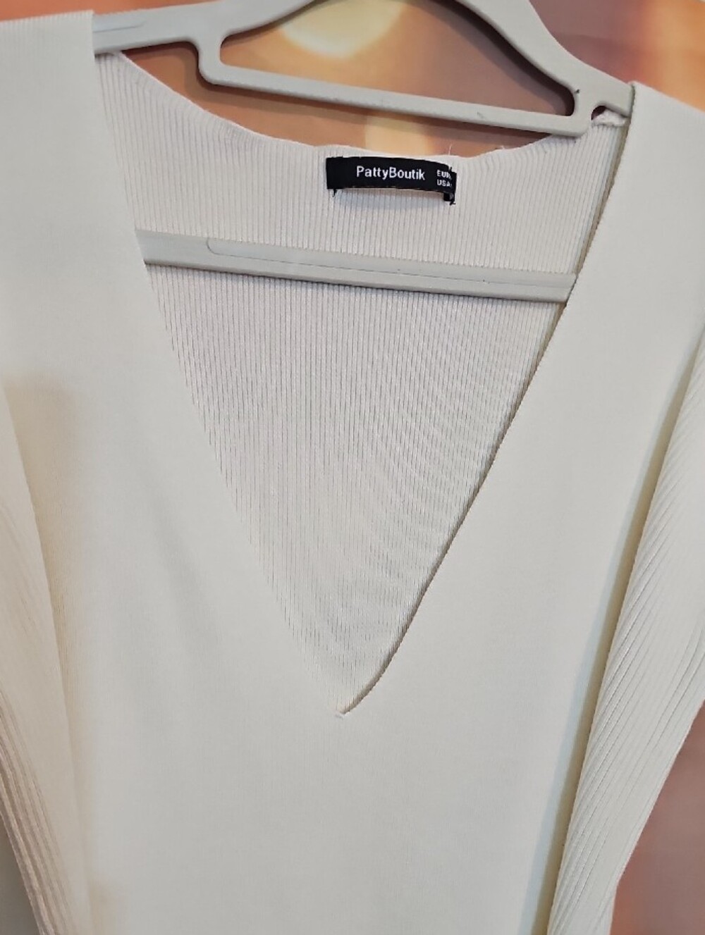 PattyBoutik White Sleeveless V-Neck Tie-Waist Tank Top - Picture 8 of 12